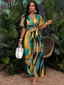 Vue complète d'un ensemble femme à imprimé tropical avec manches papillon et pantalon large