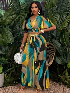 Élégant ensemble deux pièces à imprimé tropical avec manches papillon et pantalon large.