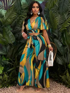 Ensemble deux pièces imprimé tropical avec haut à manches papillon et pantalon large
