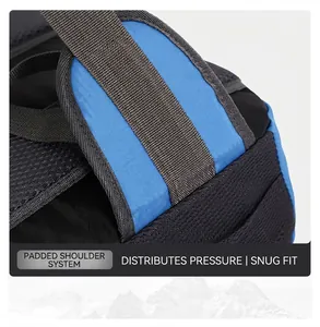 Nahaufnahme der verdickten Mesh-Schultergurte eines blauen Outdoor-Wanderrucksacks