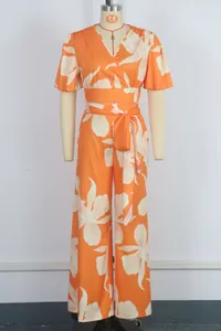 Ensemble deux pièces à imprimé tropical orange avec haut croisé et pantalon large.