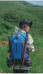 40L wasserabweisender Wanderrucksack mit Trekkingstöcken in einer Naturumgebung