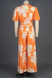 Vue arrière d'un ensemble haut à fleurs tropicales orange et pantalon large fluide.