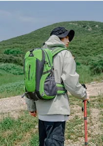 Rückansicht eines Mannes mit einem grünen 40L wasserfesten Wanderrucksack im Freien