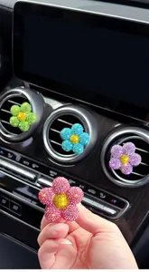 Funkelnde Strass-Blumen-Autolüftungsclips in verschiedenen kräftigen Farben