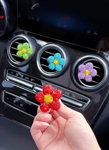Detailansicht bunter, funkelnder Gänseblümchen-Clips für Kfz-Lüftungsschlitze