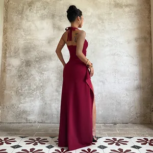 Vista posteriore di elegante abito lungo bordeaux con scollo all'americana e spacco.