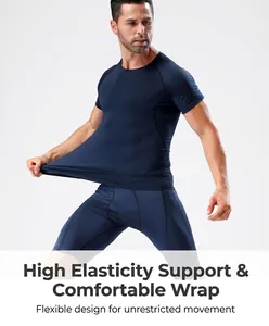 Nahaufnahme eines dunkelblauen Kompressionsshirts für Herren mit hoher Elastizität.