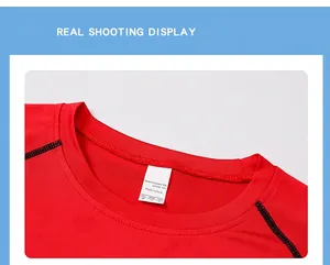 Nahaufnahme des roten Sport-T-Shirt-Ausschnitts mit Waschetikett und verstärkten Nähten