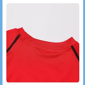 Nahaufnahme des Kragens und der schwarzen Nähte eines roten Sport-T-Shirts für Herren