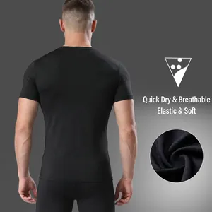 Vista posteriore della maglietta sportiva a compressione nera da uomo in tessuto traspirante.
