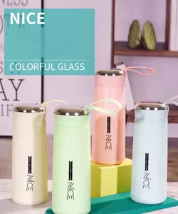 Détail de verres colorés portables avec poignées en rose pastel, vert, bleu et crème