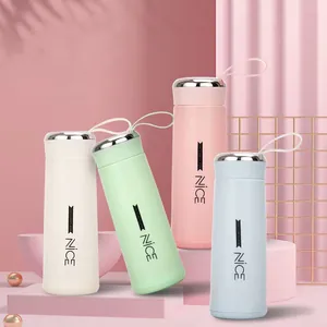 Quatre bouteilles d'eau isothermes portables aux couleurs pastel avec poignées