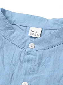 Détail du col d'une chemise en lin bleu clair avec l'étiquette de taille et de tissu