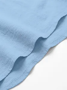 Détail du tissu respirant en coton et lin bleu clair avec des coutures soignées.