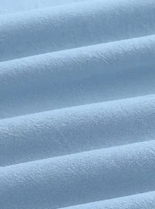 Gros plan sur la texture du tissu en coton et lin bleu clair respirant et léger