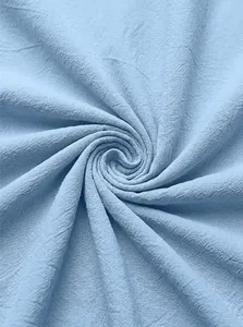 Détail de la texture du tissu en coton et lin bleu clair respirant pour chemise