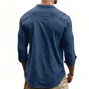 Vue arrière d'une chemise Henley bleue décontractée en coton et lin.
