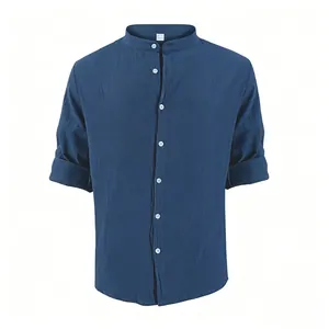 Détail d'une chemise pour homme en coton et lin bleu marine à col mao respirant et léger.
