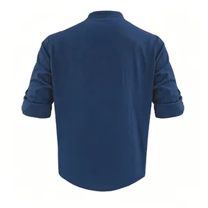 Vue arrière détaillée d'une chemise décontractée en coton et lin bleu marine pour homme