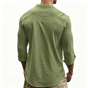 Vue arrière détaillée d'une chemise Henley respirante pour homme en coton et lin vert olive