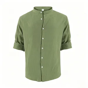 Gros plan sur la chemise Henley en coton et lin vert olive respirant avec col officier.