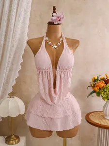 Detailansicht des rosa strukturierten Bikini-Sets mit gestuftem Rüschenrock und Neckholder