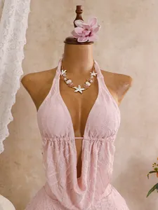Nahaufnahme des rosa strukturierten Halter-Bikinis mit Stoffdetails