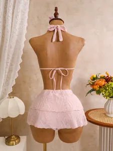 Detailansicht der Rückseite eines rosa dreiteiligen Bikinis aus strukturiertem Stoff