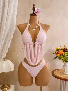 Detailansicht eines hellrosa dreiteiligen Bikinisets mit strukturiertem Stoff an Schaufensterpuppe
