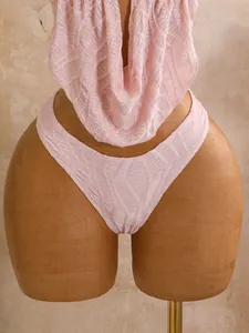 Detailansicht eines rosa strukturierten Bikini-Unterteils mit sexy hohem Beinausschnitt