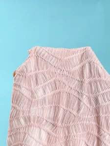 Makroansicht der einzigartigen rosa plissierten Stoffstruktur dieses Bikinis set.