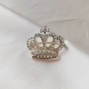 Élégante broche couronne en argent avec strass brillants pour mariage