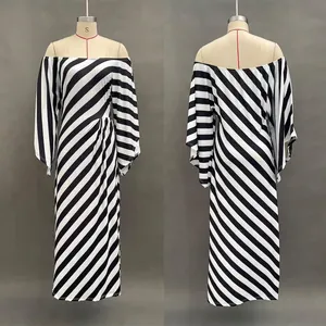 Elegante abito lungo a righe bianche e nere con spalle scoperte, vista frontale e posteriore