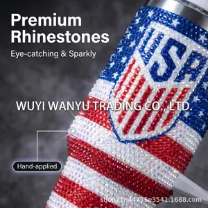 Détail macro de strass appliqués à la main sur un gobelet de 40 oz au motif US flag