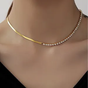 Eleganter Kropfkette aus vergoldetem Edelstahl mit Schlangenkette und Strasssteinen