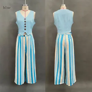 Détail de l'ensemble gilet et pantalon large à rayures verticales bleues et blanches.