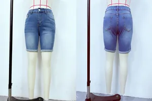 Vue avant et arrière du short en jean stretch bleu clair à revers pour femme moderne