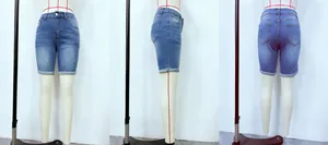 Vues avant, latérale et arrière d'un short en jean extensible bleu clair pour femmes
