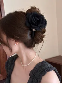 Élégante pince à cheveux rose en résille noire avec perle pour chignons femme