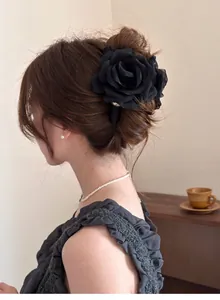 Pince à cheveux élégante avec rose en maille noire et perle pour chignon sophistiqué