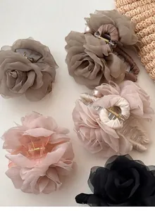 Vue détaillée de pinces à cheveux roses en maille élégantes avec accents de perles