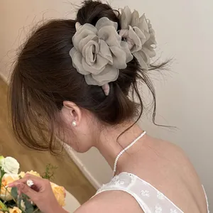 Pince à cheveux élégante en mousseline beige avec fleur de rose pour chignon femme