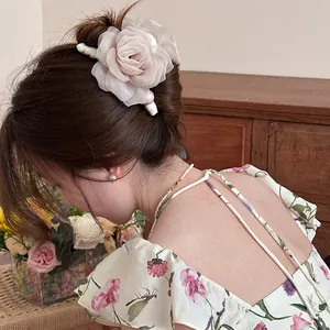 Pince à cheveux élégante en résille avec rose et perles pour coiffures relevées