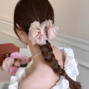 Pince à cheveux élégante en résille rose avec fleur pour coiffures tressées pour femmes