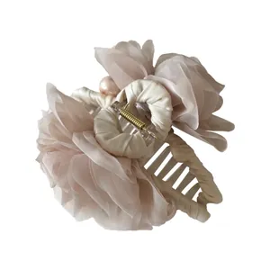 Pince à cheveux élégante avec rose en résille et perle pour la coiffure des femmes