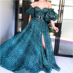 Sexy schulterfreies Maxi-Kleid mit Leopardenmuster, hohem Schlitz und Puffärmeln