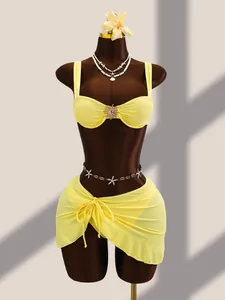 Ensemble bikini sexy 3 pièces jaune avec paréo de plage assorti exposé sur un mannequin