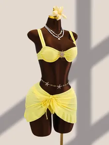 Vue détaillée d'un ensemble bikini jaune trois pièces avec paréo sur un mannequin