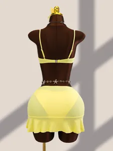 Détail arrière de l'ensemble bikini jaune 3 pièces avec jupe volantée et chaîne